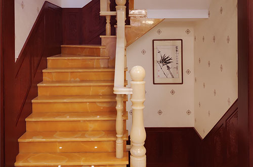 庐阳中式别墅室内汉白玉石楼梯的定制安装装饰效果